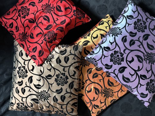 Kissenhülle 70s Blumenornament Kissenhülle in kräftigen glänzenden Farben - KBL01